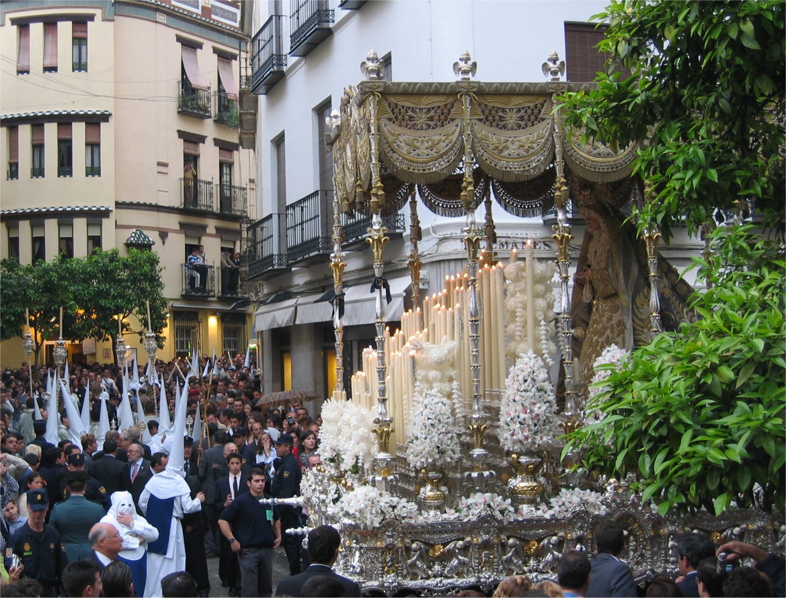 http://www.pvv.org/~erikad/Themepages/Travel/Andalucia/semana_santa/paso_maria.jpg